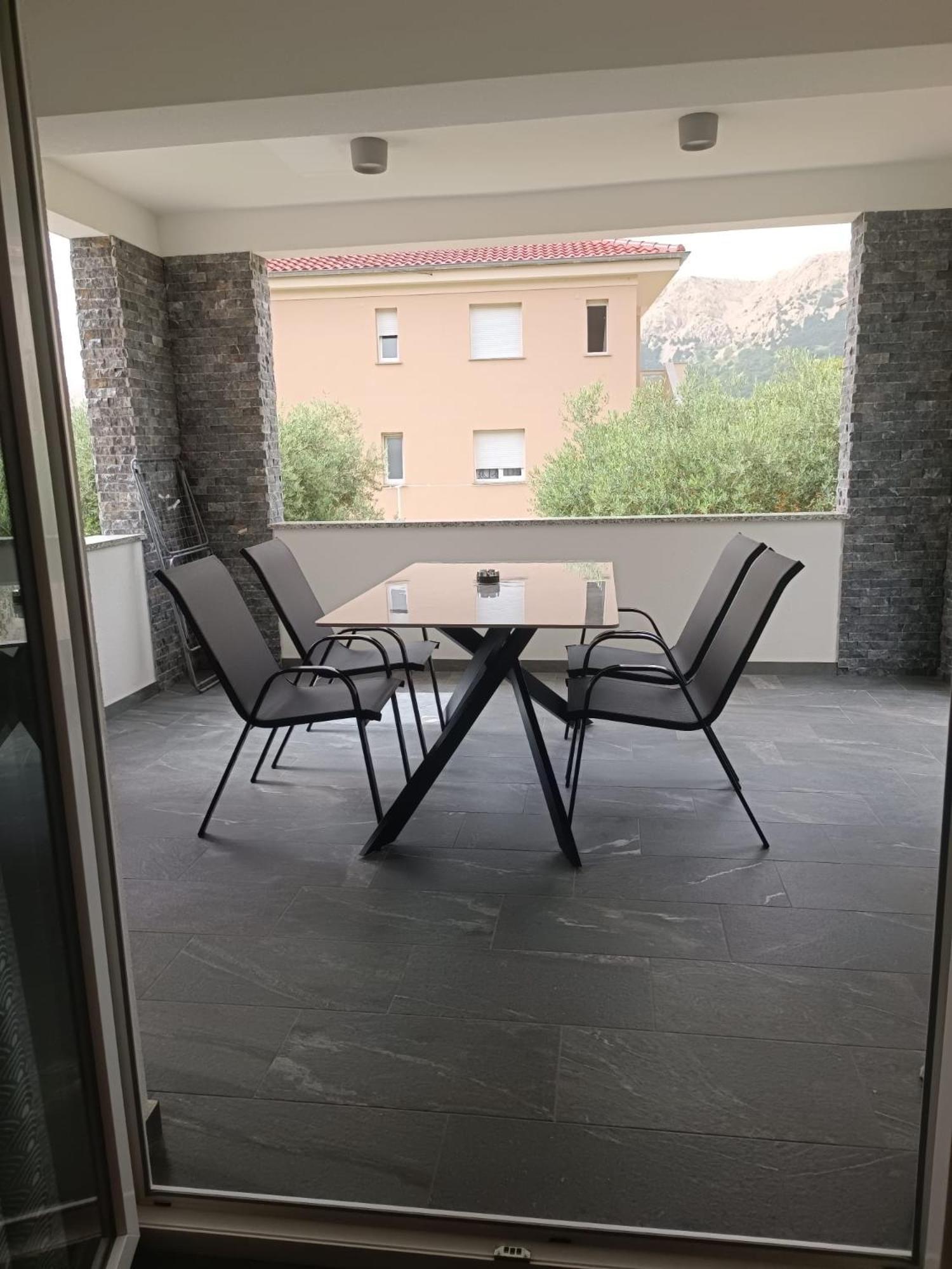 Luka Apartment *